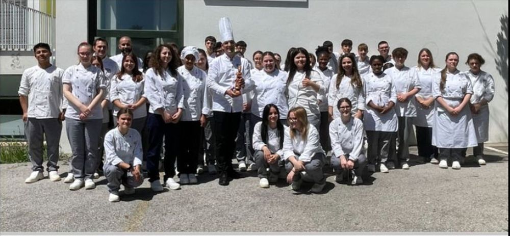 Matteo Terranova con gli allievi dello Ial di Aviano